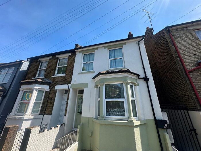 1 Bedroom Flat To Rent In Gladstone Road, Watford, WD17