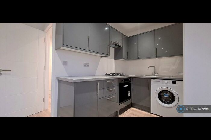 Studio To Rent In Hedge Lane, London, N13