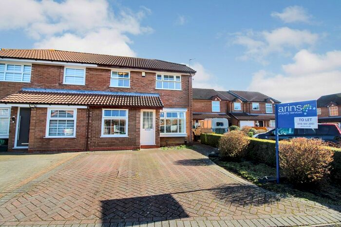 3 Bedroom Semi-Detached House To Rent In Fernhurst Road, Calcot, Reading, RG31