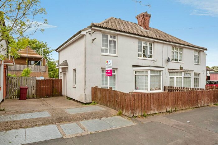 3 Bedroom Semi-Detached House For Sale In Theodore Road, Scunthorpe, DN15