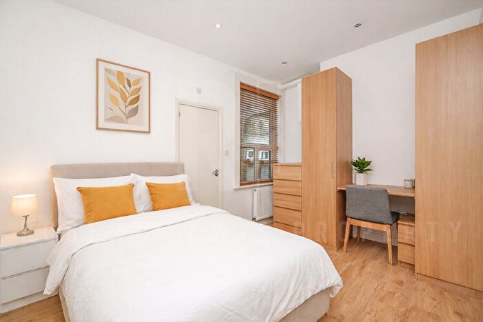 Studio To Rent In Ballards Lane, London, N3