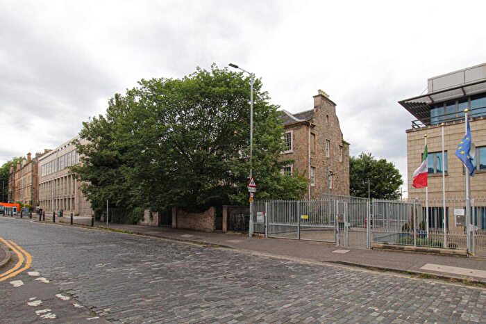 4 Bedroom Flat To Rent In East London Street, Edinburgh, EH7