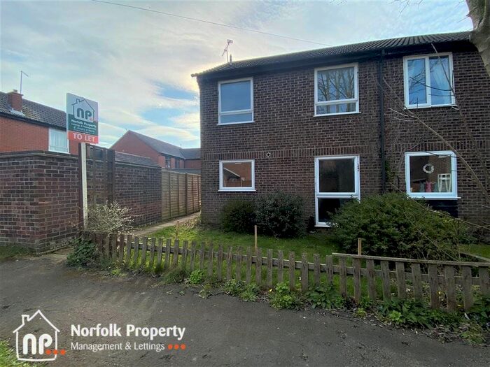 3 Bedroom Semi-Detached House To Rent In Calthorpe Close, Stalham, Norwich, NR12