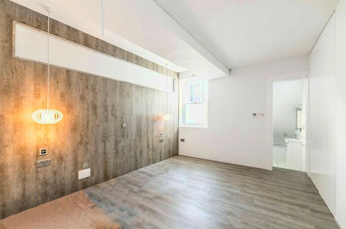 2 Bedroom Flat To Rent In Cantelowes Road, Camden Town, London, NW1