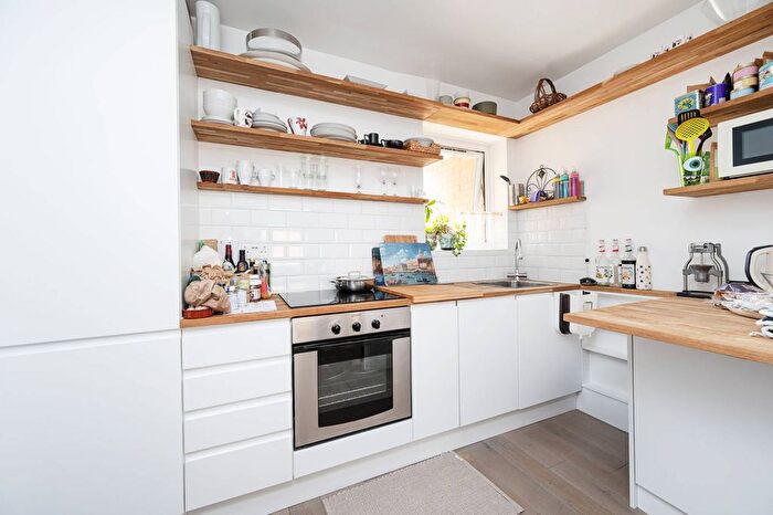 2 Bedroom Flat To Rent In Fuller Close, Bethnal Green, London, E2