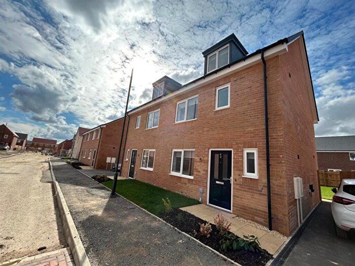 4 Bedroom Semi Detached House To Rent In Bridges Close, Grimsby, DN33