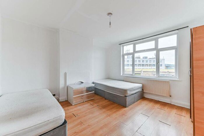 3 Bedroom Terraced House For Sale In Thornton Road, Croydon, CR0