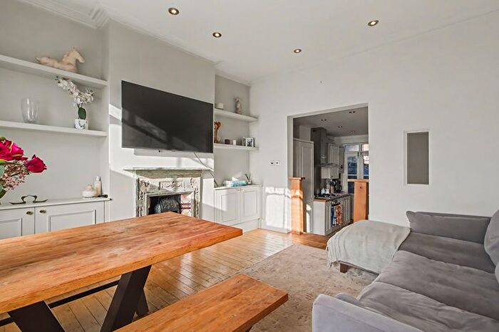 3 Bedroom Flat For Sale In Kingswood Road, London, SW2