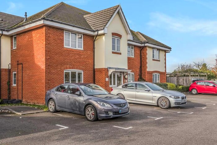 2 Bedroom Flat To Rent In Oxford Avenue, Hayes, UB3