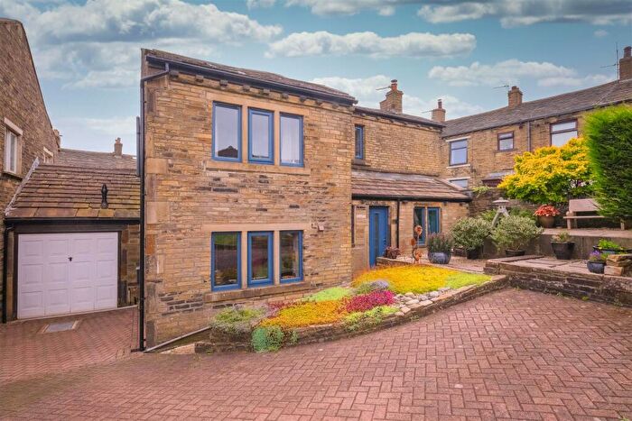 4 Bedroom Character Property For Sale In Towngate, Northowram, Halifax, HX3