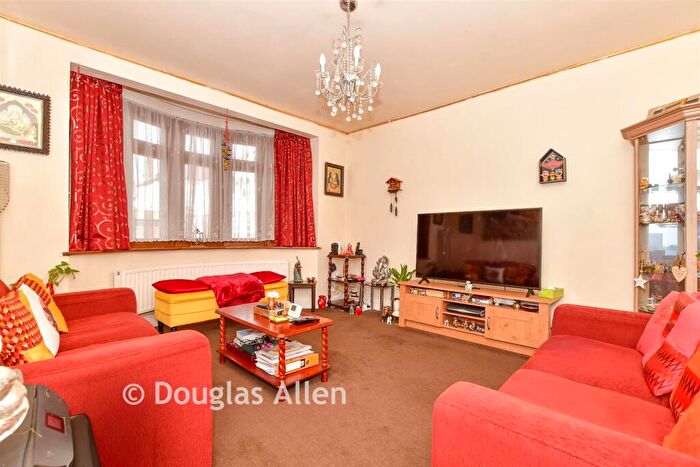 4 Bedroom Terraced House For Sale In Ashurst Drive, Ilford, Essex, IG2
