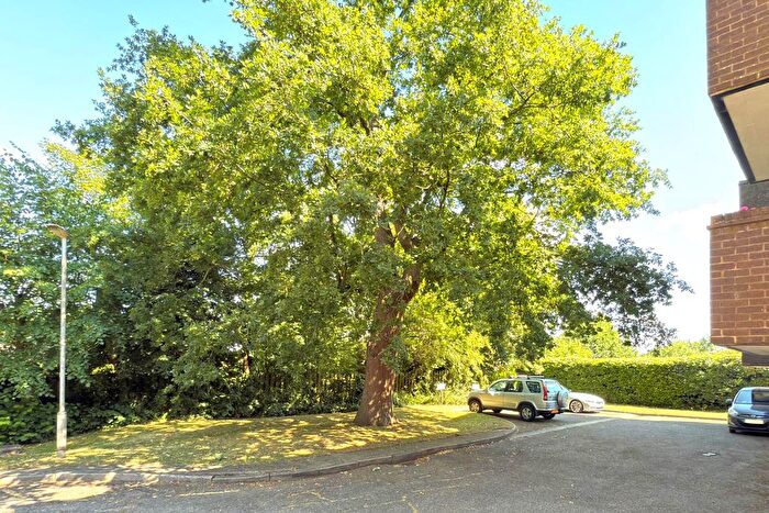 1 Bedroom Flat For Sale In Hogarth Court, Steeplands, Bushey, WD23