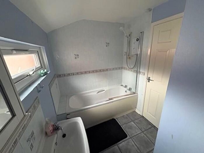 1 Bedroom Flat To Rent In Flat, A Princes Avenue, HU5