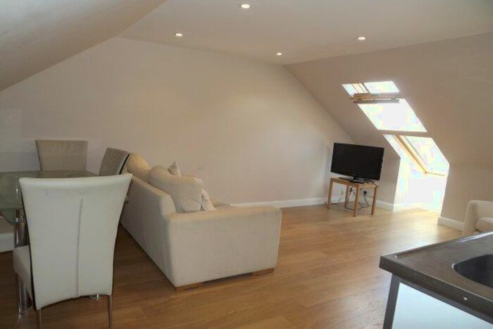 1 Bedroom Flat To Rent In Braeside, Beckenham, BR3