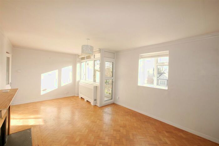 2 Bedroom Flat To Rent In The Hollies, Oakleigh Road North, London, N20