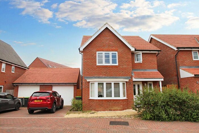 3 Bedroom Detached House To Rent In Cameron Crescent, Bedford, Bedfordshire, MK40