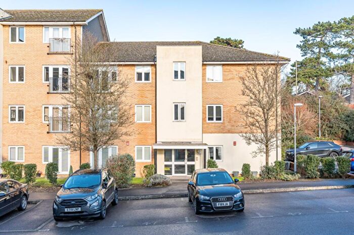 2 Bedroom Flat For Sale In Waterfall Close, Hoddesdon, EN11