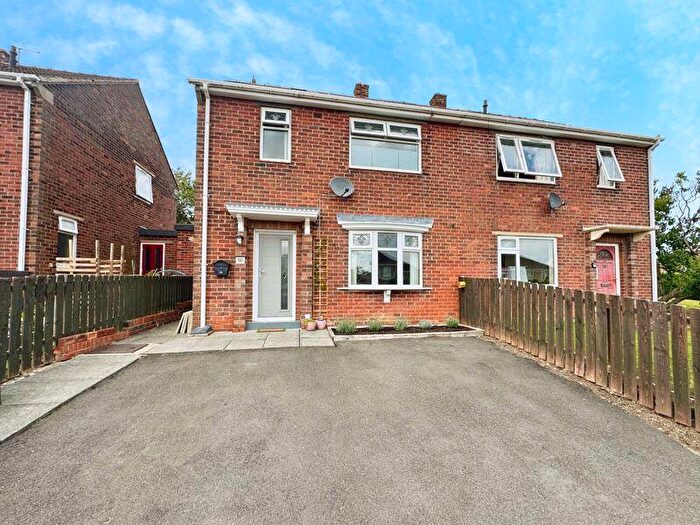 3 Bedroom Semi-Detached House For Sale In Rockwood Hill Estate, Greenside, NE40