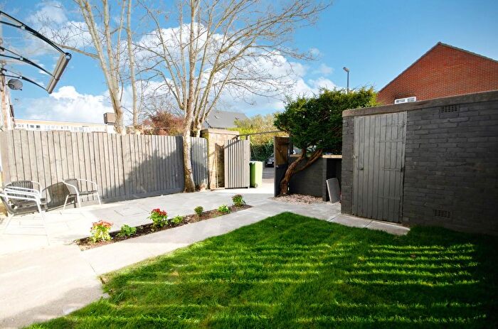 3 Bedroom End Terrace House For Sale In Leaside Way, Southampton, SO16