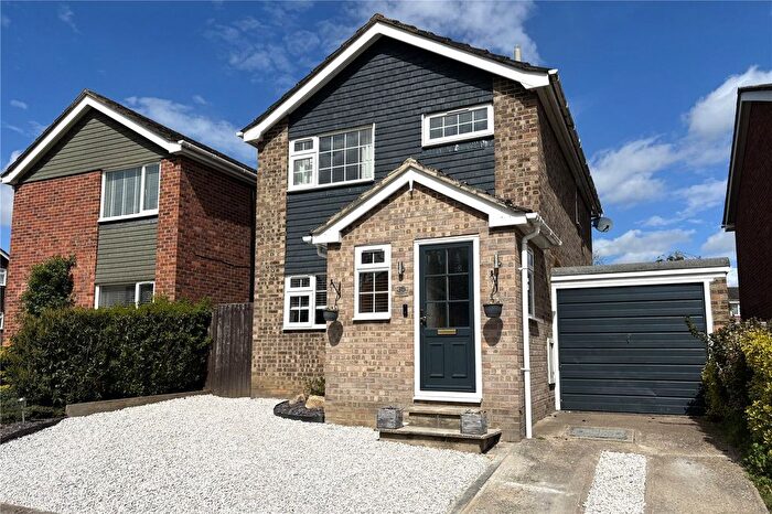 3 Bedroom Detached House For Sale In Bramshott Drive, Hook, Hampshire, RG27