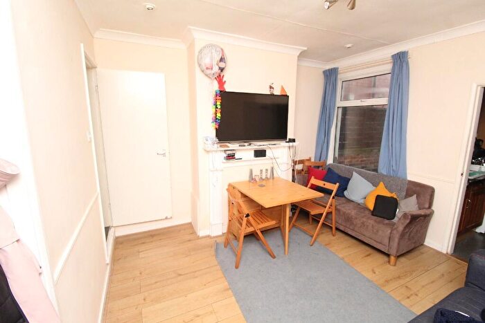 3 Bedroom Detached House To Rent In (Bed) Dallas York Road, Beeston, NG9