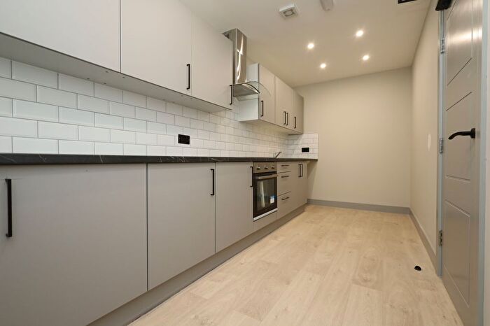 3 Bedroom Flat To Rent In Penistone Road, London, SW16