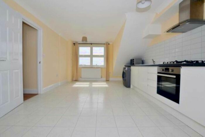 2 Bedroom Flat To Rent In Staines Road, Hounslow, TW3