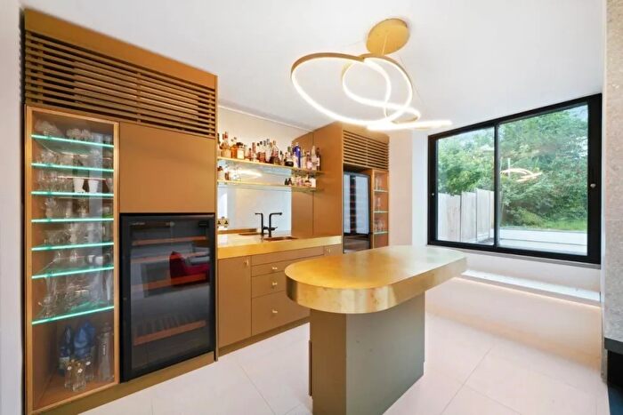 5 Bedroom Detached House To Rent In Brondesbury Park, London, NW2