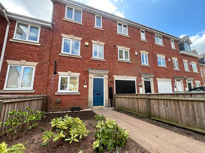 3 Bedroom Town House To Rent In Honeychuch Close, Redditch, B98