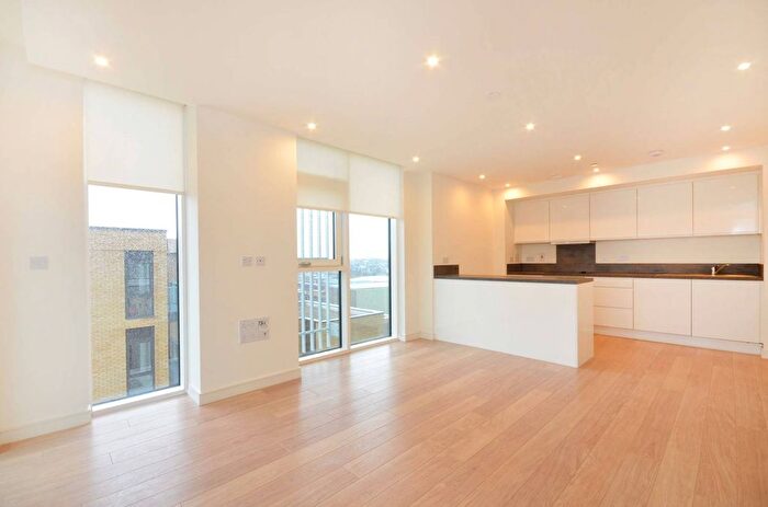 2 Bedroom Flat To Rent In Enterprise Way, Wandsworth, London, SW18