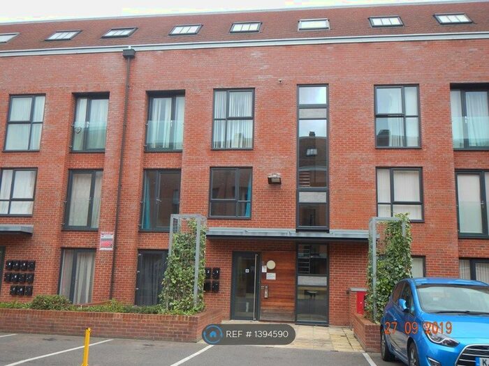 2 Bedroom Flat To Rent In Candleford Court, Buckingham, MK18