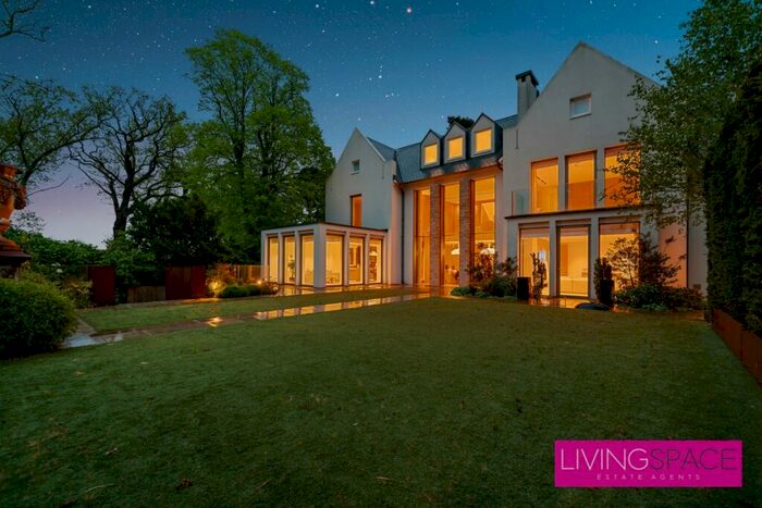 7 Bedroom Detached House To Rent In Camlet Way, Barnet, EN4