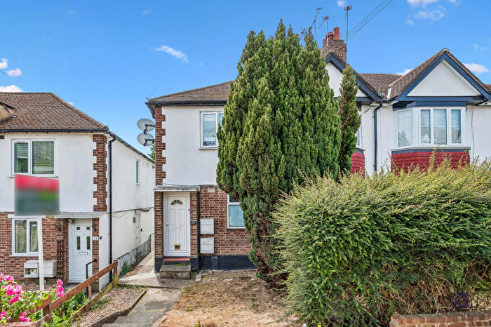 2 Bedroom Flat For Sale In Cardrew Close, London, N12