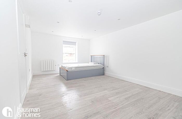 Flat To Rent In Church Road, Hendon, NW4