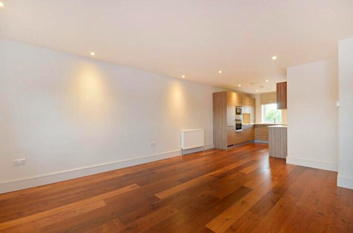 2 Bedroom Flat To Rent In Sheen Lane, Mortlake, London, SW14