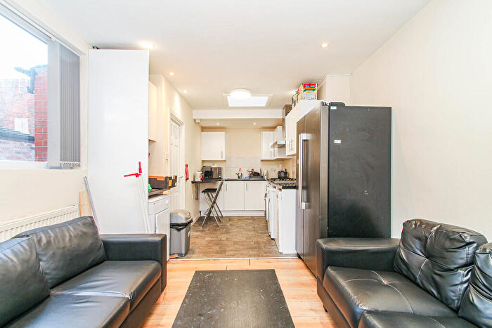 5 Bedroom Semi-Detached House To Rent In Teversal Avenue, Lenton, NG7