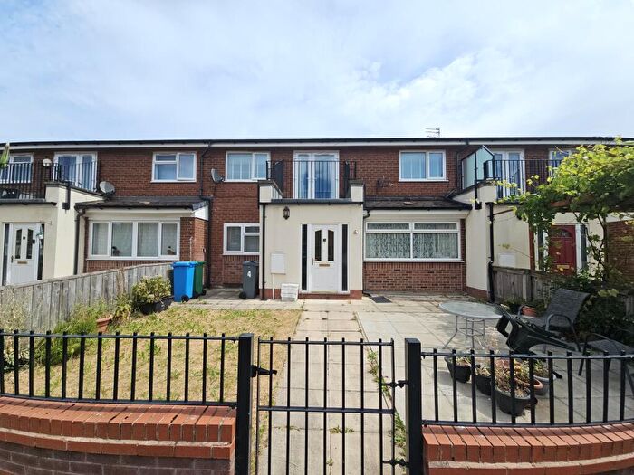 3 Bedroom Terraced House For Sale In Edgeview Walk, Manchester, M13
