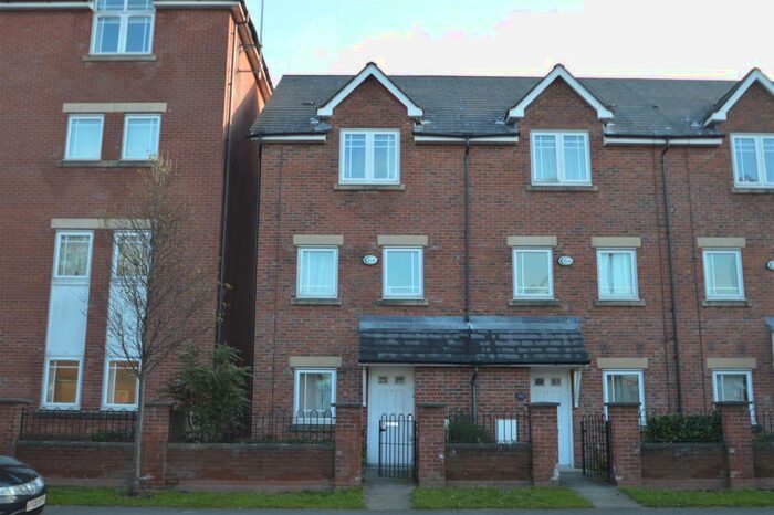 4 Bedroom Town House To Rent In Chorlton Road, Hulme, Manchester, M15