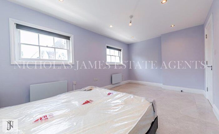 3 Bedroom Flat To Rent In Camden Road, Camden, NW1