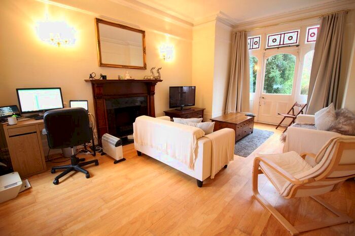 2 Bedroom Flat To Rent In Bushey Hall Road, Bushey WD23