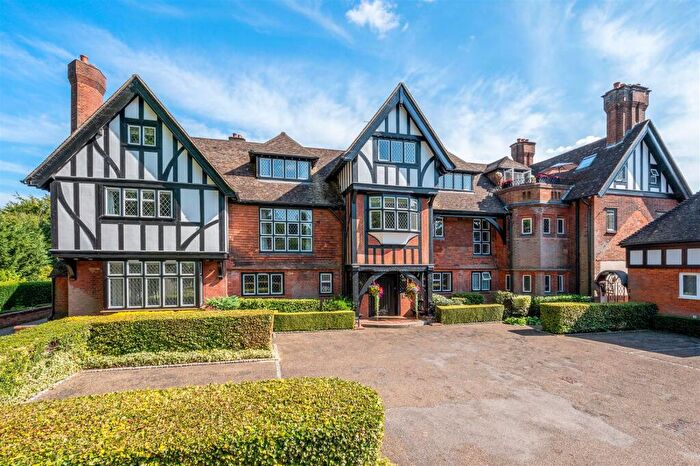 2 Bedroom Apartment For Sale In Holly Hill Park, Banstead, SM7