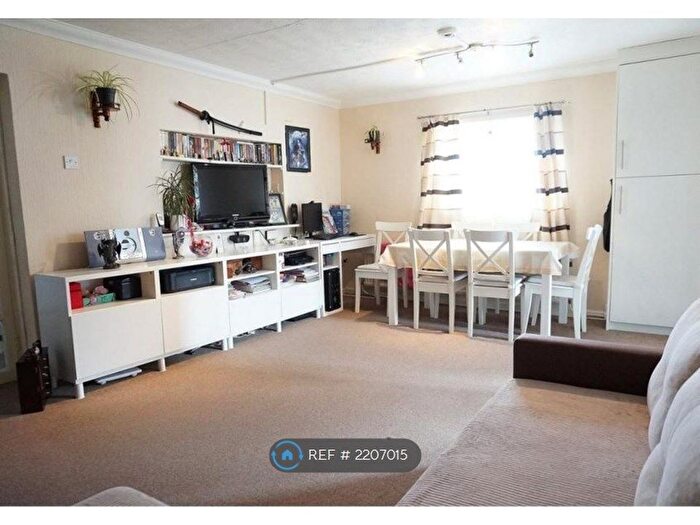 3 Bedroom Flat To Rent In The Square, Pennington, Lymington, SO41