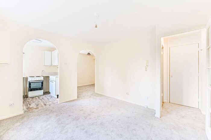 1 Bedroom Flat For Sale In Percy Gardens, Worcester Park, KT4