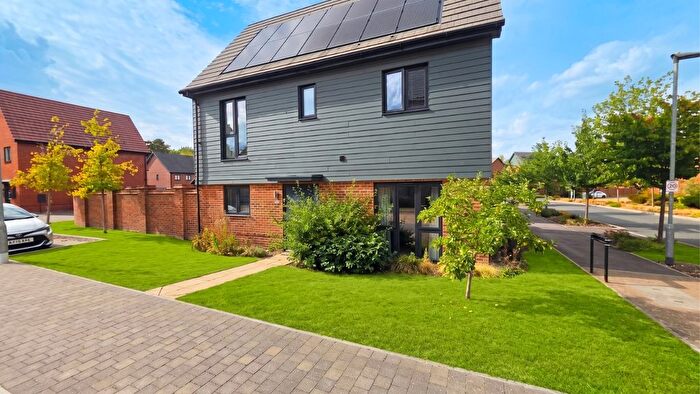 3 Bedroom Detached House To Rent In Hollywood Place, Crowthorne, Berkshire, RG45