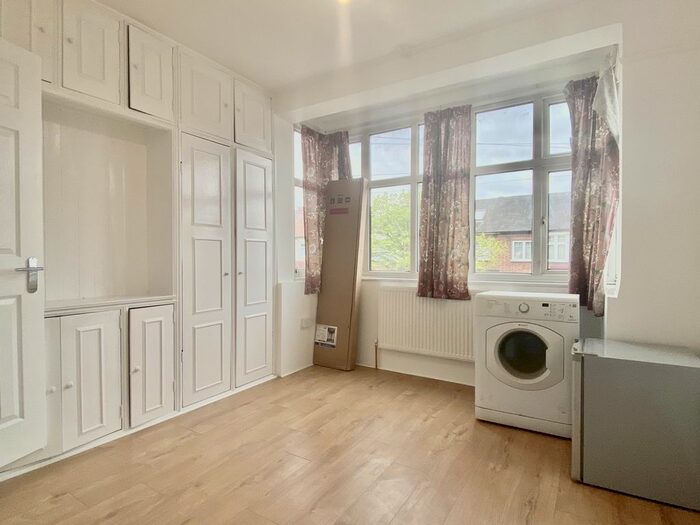 1 Bedroom Studio To Rent In Beecholme Avenue, Mitcham, CR4