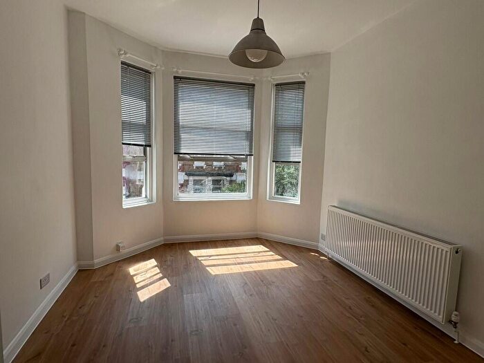 2 Bedroom Flat To Rent In Glengall Road, London, NW6