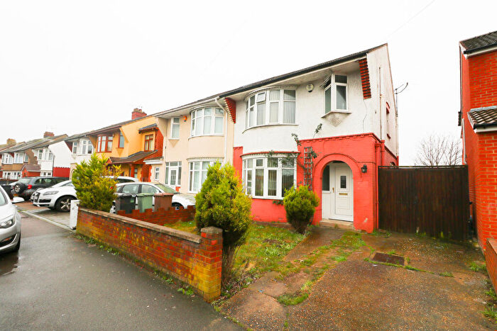 3 Bedroom Semi-Detached House To Rent In Austin Road Luton, LU3