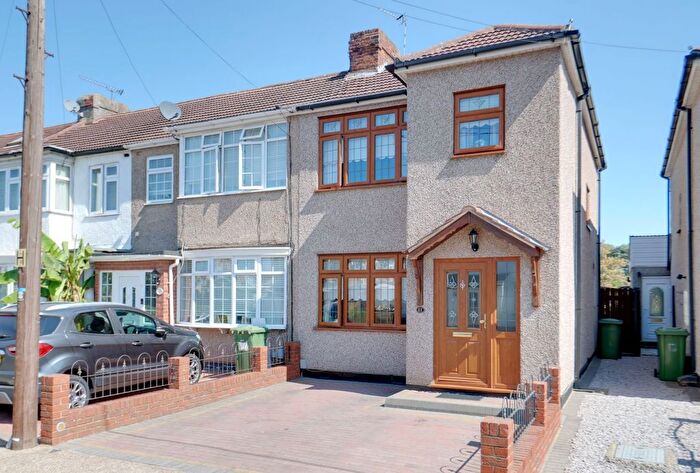 3 Bedroom Terraced House For Sale In Findon Gardens, Rainham, RM13
