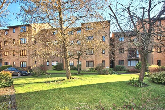 Apartment To Rent In Woking, Surrey, GU22