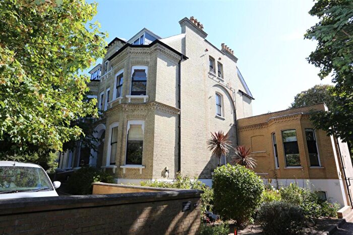 2 Bedroom Flat To Rent In Eaton Gardens, Hove, BN3